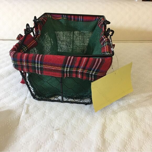 Christmas NWT  Green & Red Basket - Picture 3 of 7